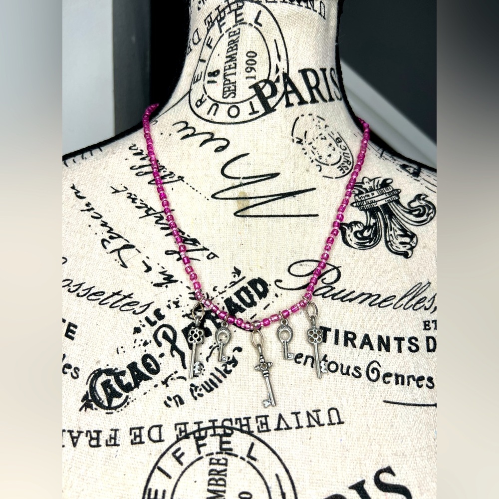 Vintage handmade girls necklace
Y2K handmade necklace with pink and clear beads